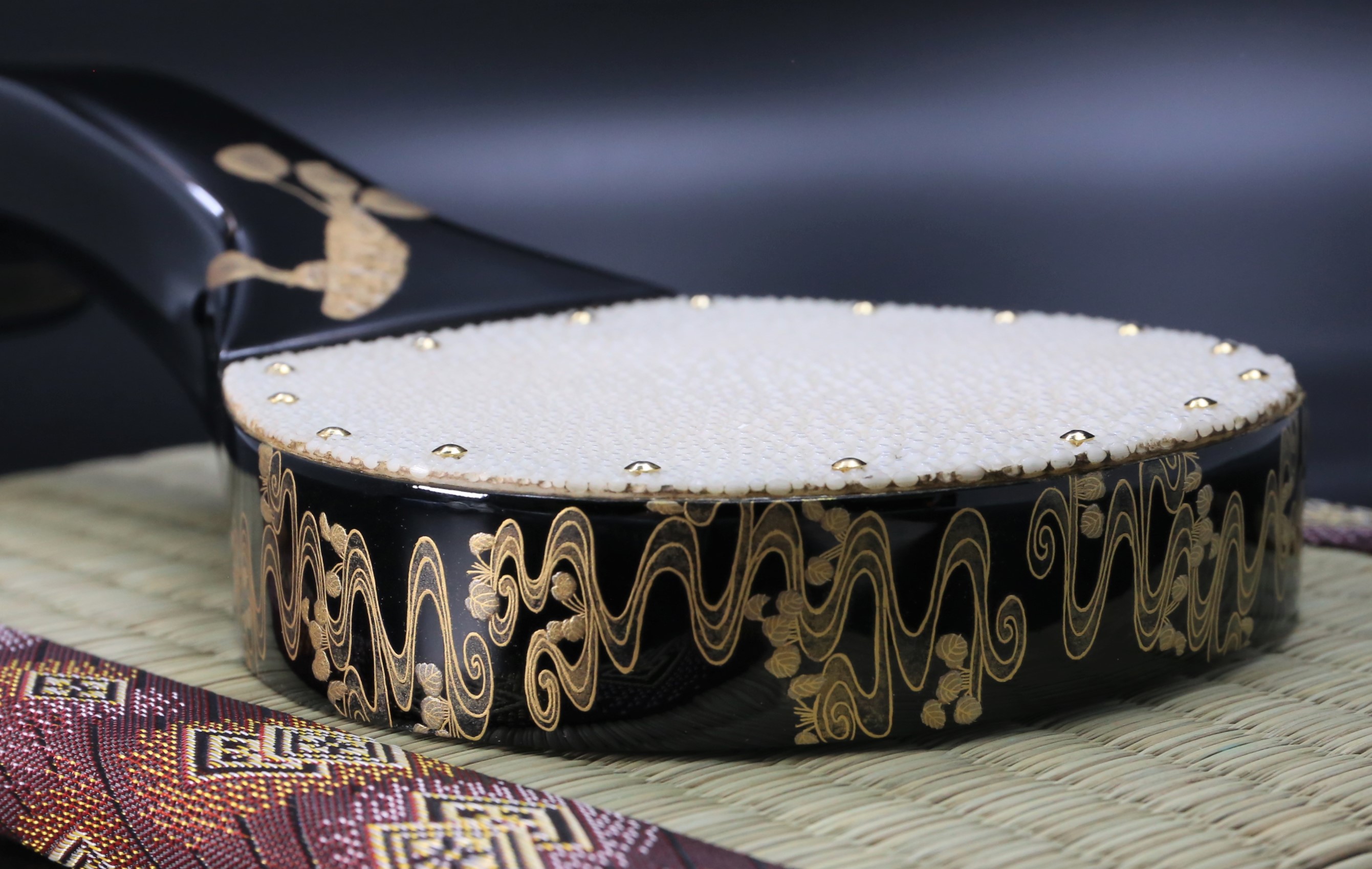 最高級 鮫皮 わさびおろし鋲止め 黒漆 金蒔絵 山葵図案 桐箱付-歌舞伎