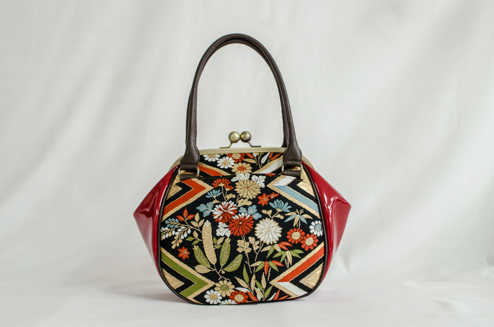 K9200-BLKZ-L12A】Metal clasp hand bag made of Japanese traditional