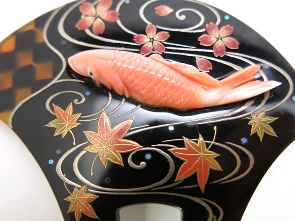 べっ甲珊瑚鯉彫り装飾付き市松模様春秋流水金蒔絵かんざし | べっ甲