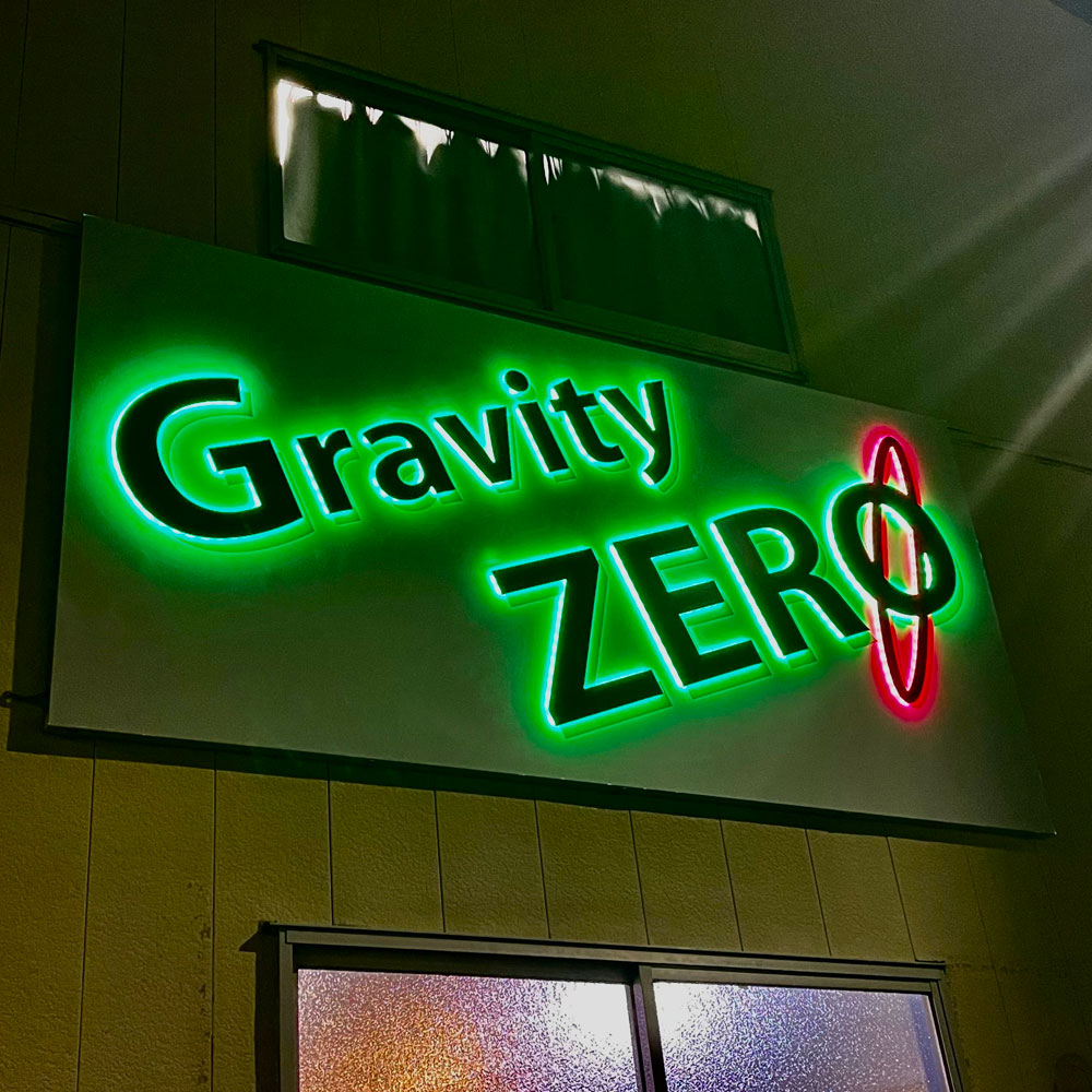 ダイアモンドバック】近未来感がかっこいい！スポーツジムのLED看板