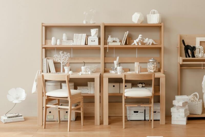 ツインデスクにもおすすめ！兄弟姉妹や親子で使えるカリモクの学習机を