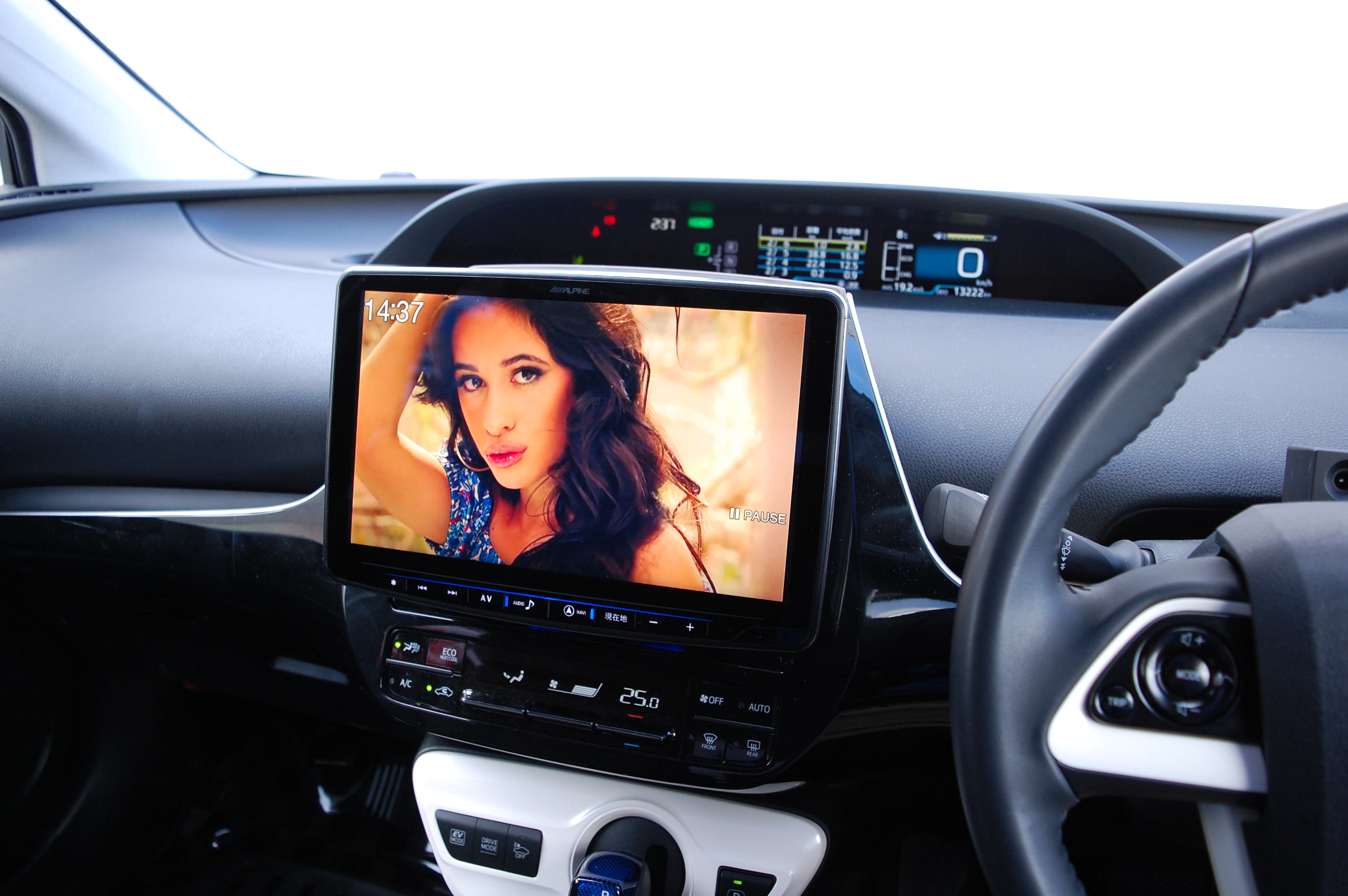 デモカー50プリウスにアルパインのフローティングBIGXとリヤ