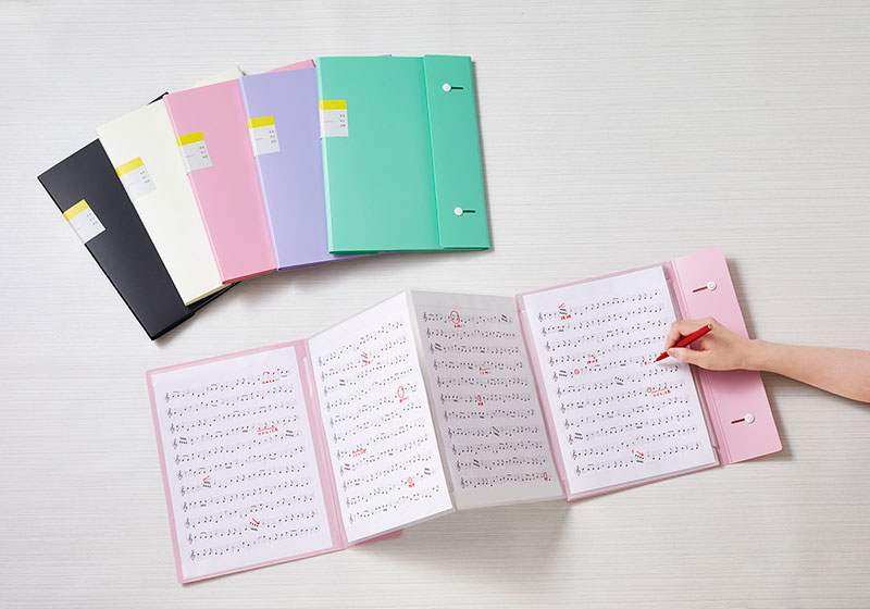 書類を入れたまま文字を書き込める「カキコ」シリーズに、楽譜の収納に