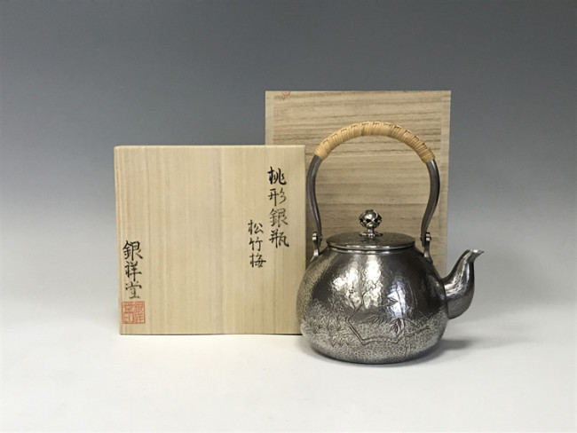 ogk-02299 純銀製 湯沸 4.8寸 桃形銀瓶 鎚目 松竹梅彫金 華摘 純銀保証
