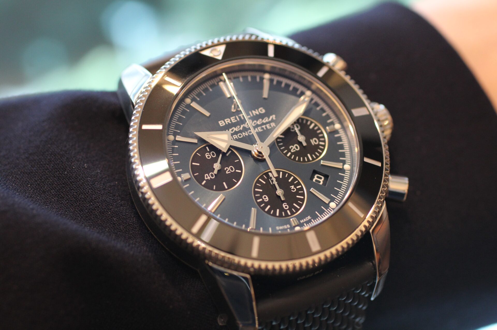 ブライトリング】ブルーダイヤルとブラックラバーベルトの組み合わせが