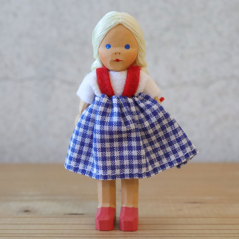 ハーンのお人形・女の子：気品あり味わい深い手掘りのお人形 | krtek