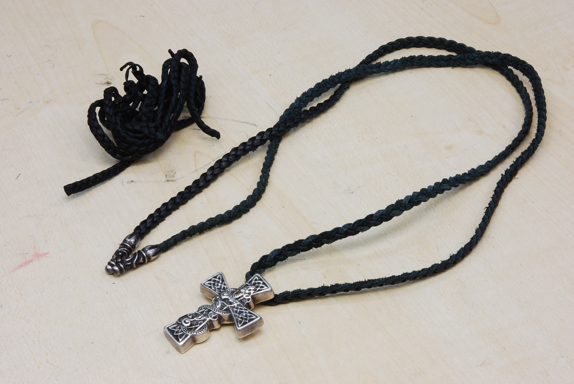 クロムハーツ“革紐マスター”への道【クロムハーツ カスタム＆修理情報