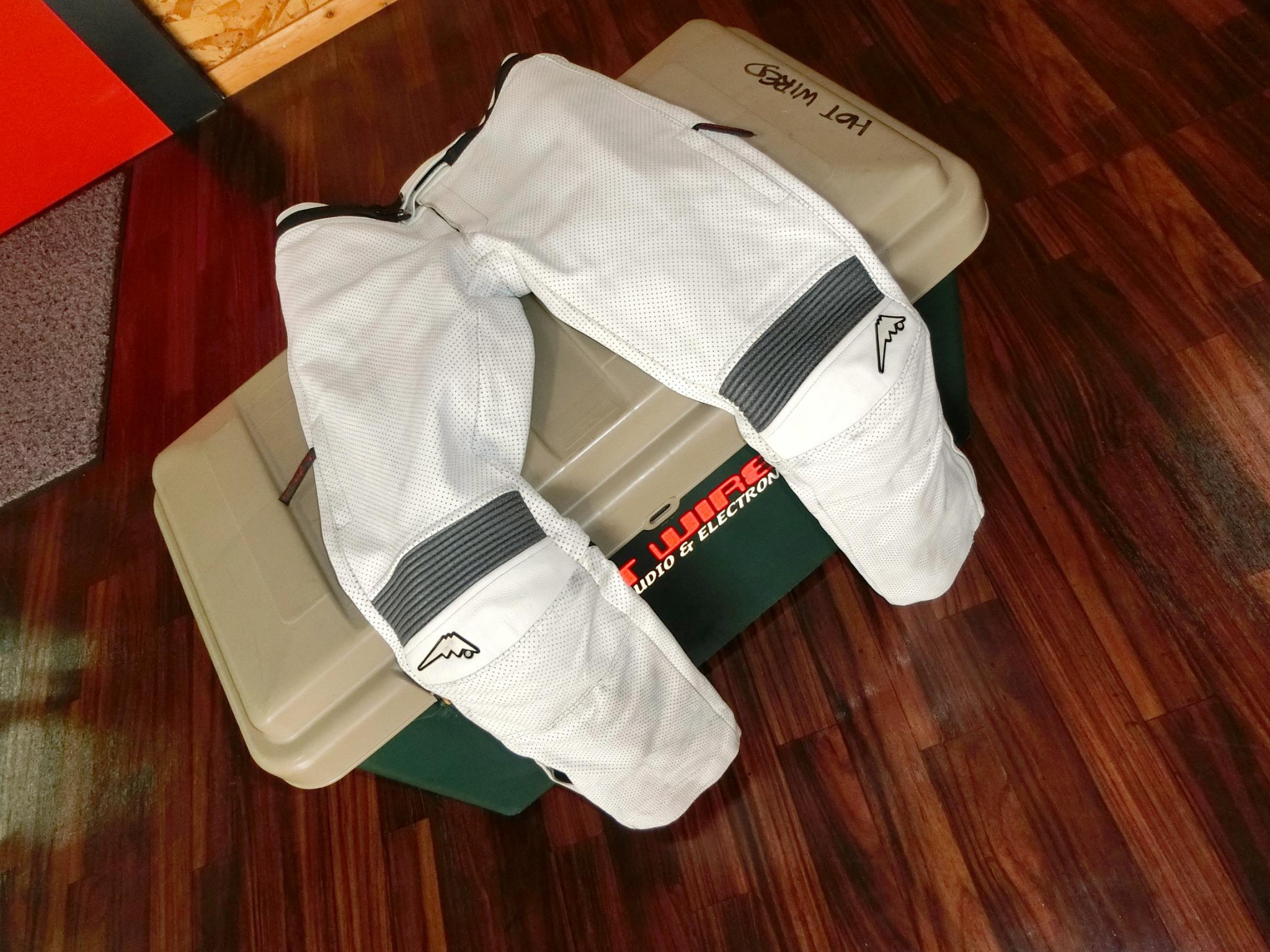 クシタニ メッシュレザーパンツ をクリーニングしてもらったら、すごく