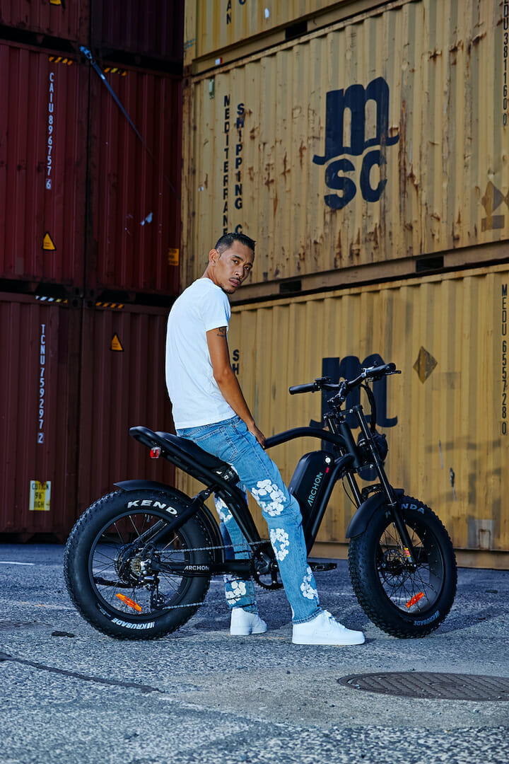 KANDYTOWNのIOをビジュアルに起用！ 遊びを広げる電動アシスト自転車