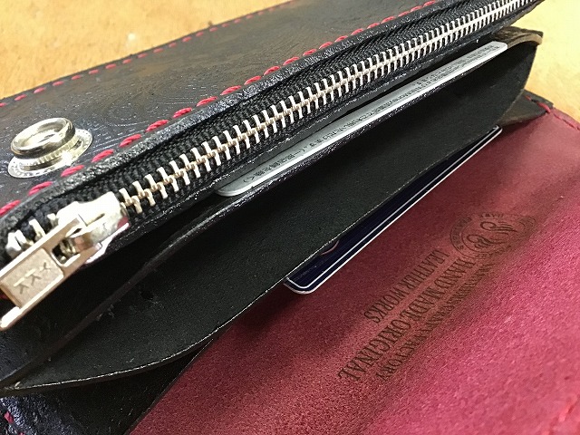 革工房ホークフェザーズ / ペイズリー型押しトラッカーウォレットA1/赤