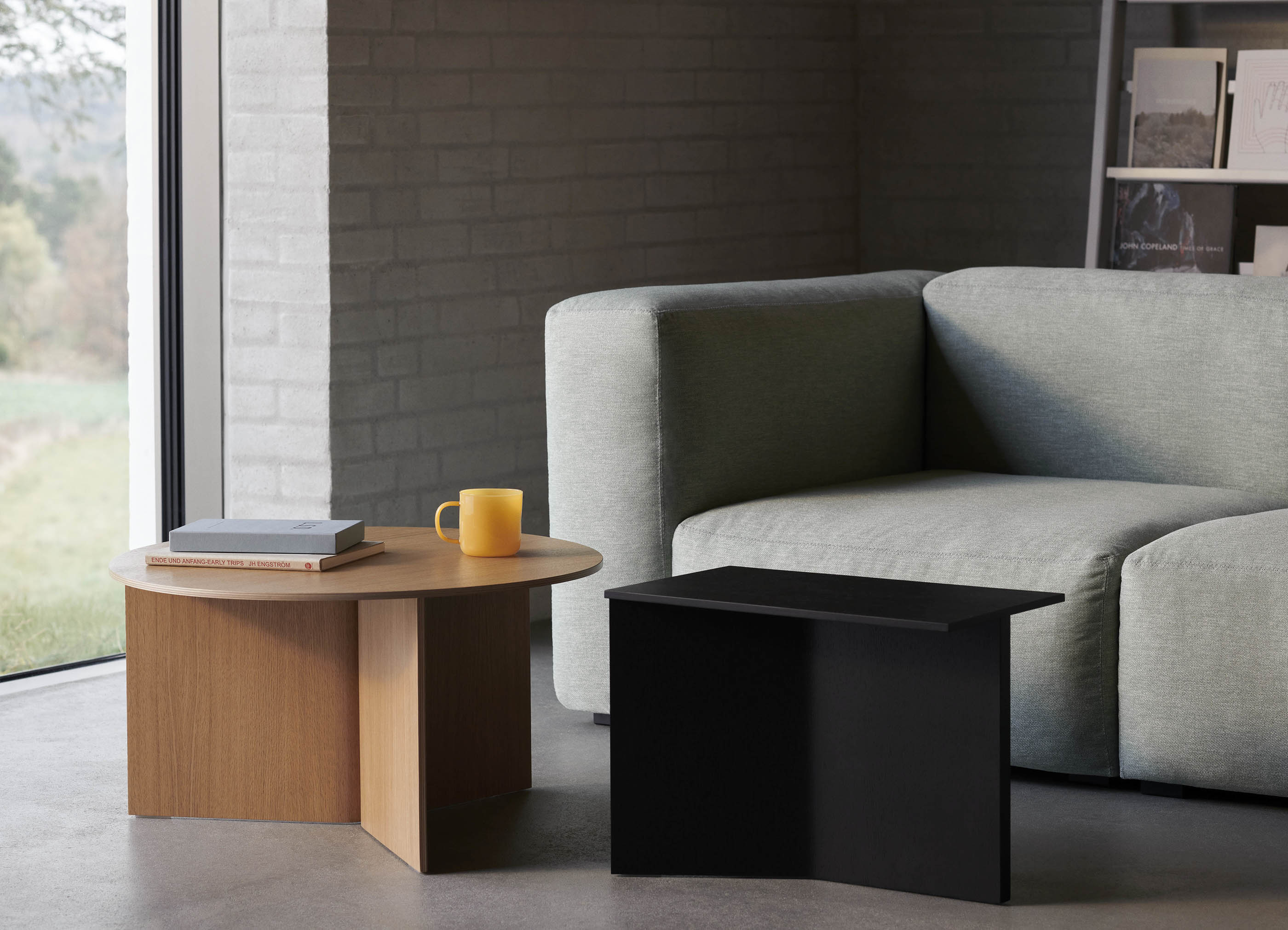 SLIT TABLE WOOD XL / Φ65 x H35.5 cm - テーブル | 【公式】HAY