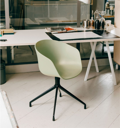 デザイン性と快適さの両立 HAYの原点”AAC チェア” | 【公式】HAY