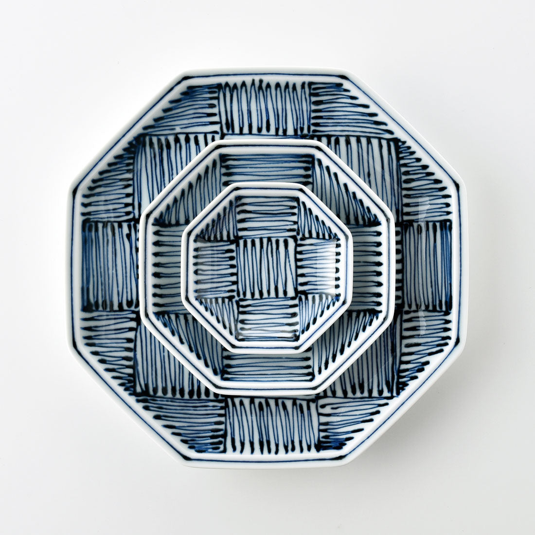 染付地紋 八角盛皿 市松 | 白山陶器直営オンラインストア