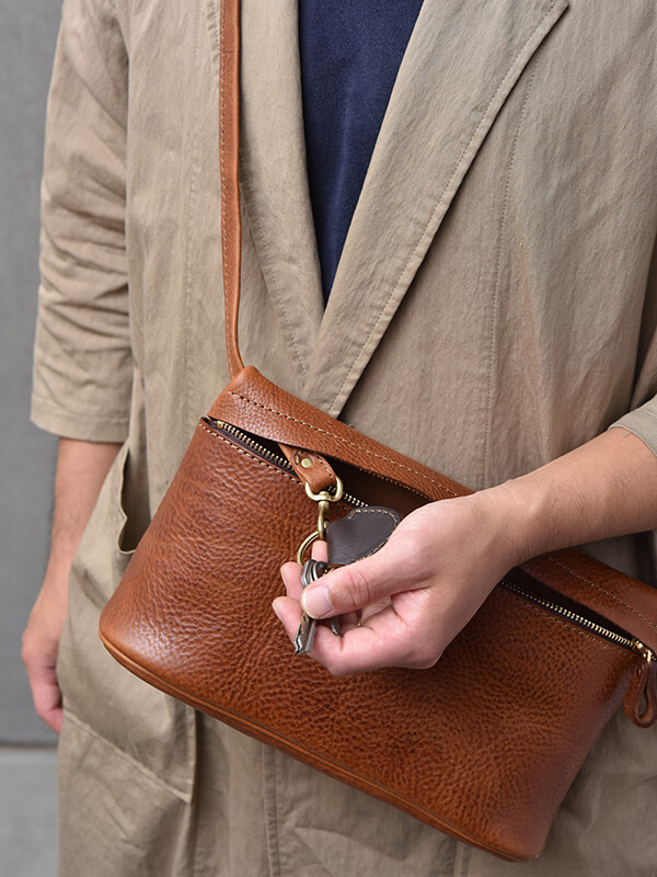 ミッスーリを使用したミニマルなボディバッグ / 革鞄のHERZ(ヘルツ