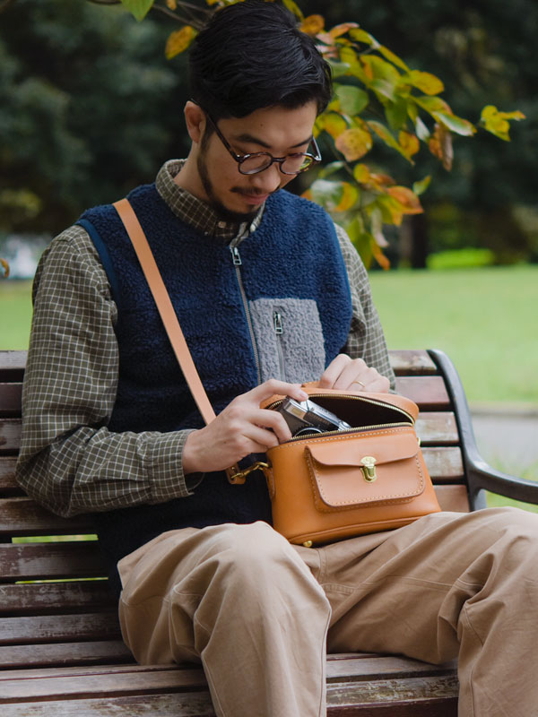 普段使いや旅行でも気軽に使える革のミニカメラバッグ / 革鞄のHERZ
