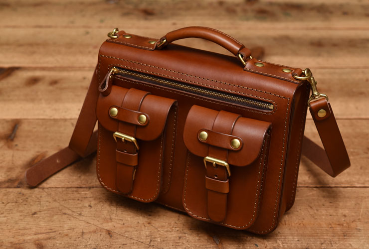 ダブルポケットが目を引くハードレザーの2wayショルダーバッグ / 革鞄