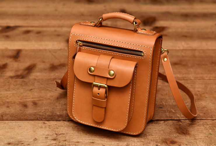 立体ポケットが付いたハードレザーの2wayショルダーバッグ / 革鞄の