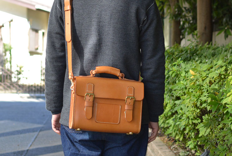 ハードユースに耐える樽型の本革2wayショルダーバッグ / 革鞄のHERZ