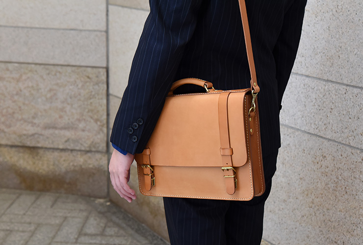 クラシックな2本ベルトの2wayブリーフケース / 革鞄のHERZ(ヘルツ)公式通販