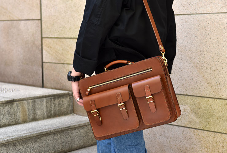 ポケットを顔にした遊び心満載の箱型鞄2wayビジネスバッグ / 革鞄の