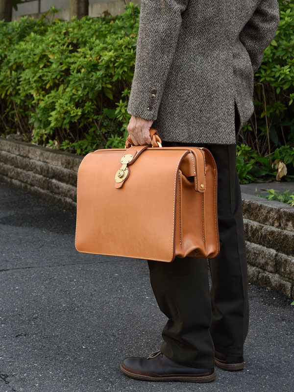 書類やPCを分けられる高級感のある3部屋ダレスバッグ / 革鞄のHERZ