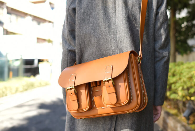 クラシックなペン差し付きデザインの本革ショルダーバッグ / 革鞄の