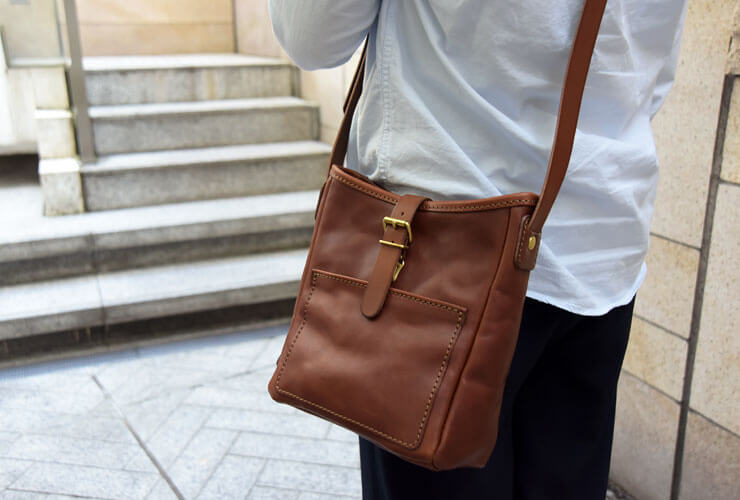 柔らかい革で気軽に使えるベルト留めショルダーバッグ / 革鞄のHERZ