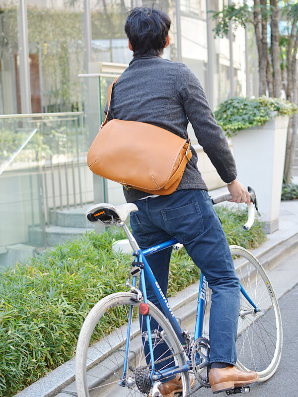 ありそうでない本革総かぶせのメッセンジャーバッグ / 革鞄のHERZ