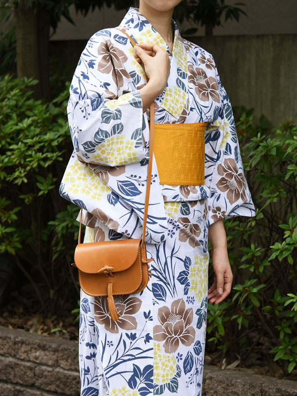 タッセル留めがワンポイントの本革レディースポシェット / 革鞄のHERZ