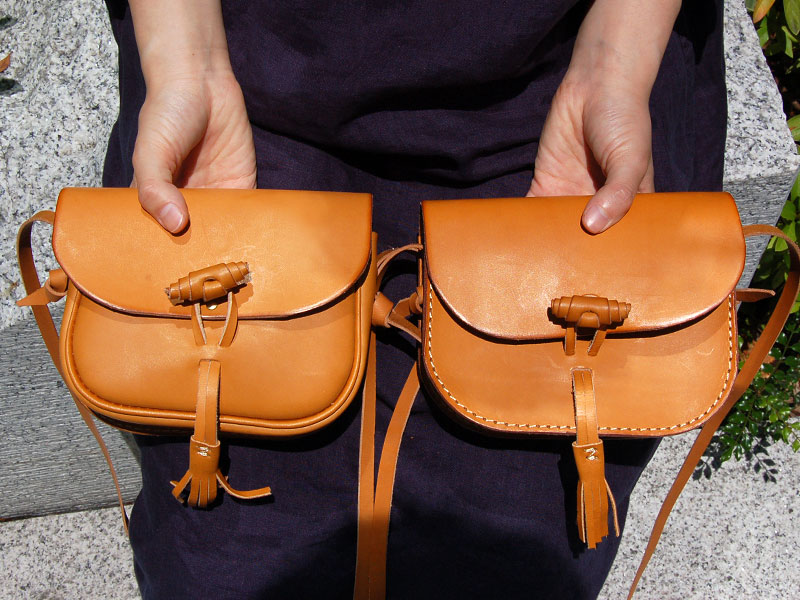 タッセル留めがワンポイントの本革レディースポシェット / 革鞄のHERZ