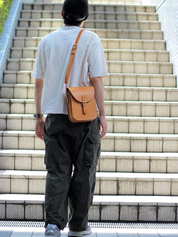 丁度いいサイズ感で使う人を選ばないラップフラップミニショルダー