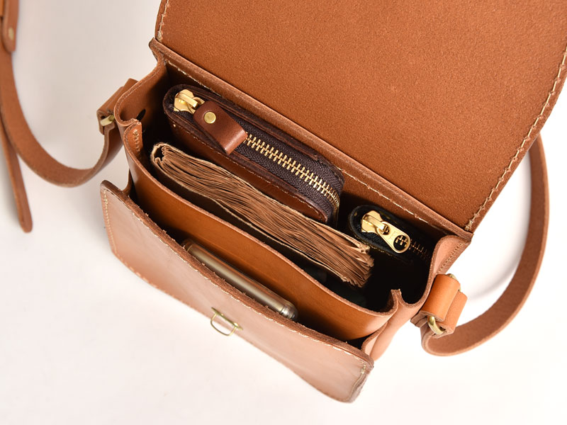 丁度いいサイズ感で使う人を選ばないラップフラップミニショルダー