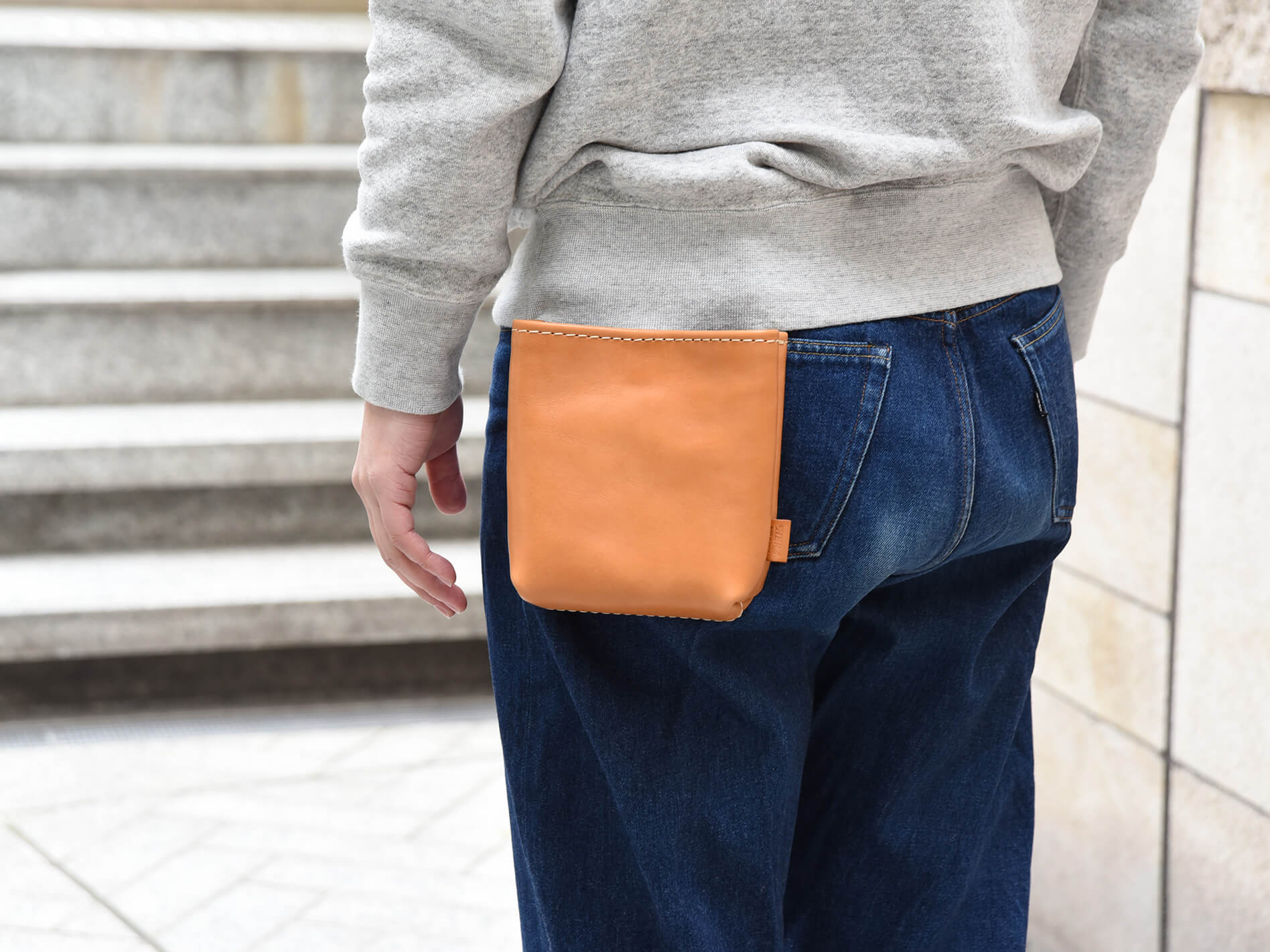 大工さんが仕事で使う腰袋をイメージしたベルトポーチ / 革鞄のHERZ