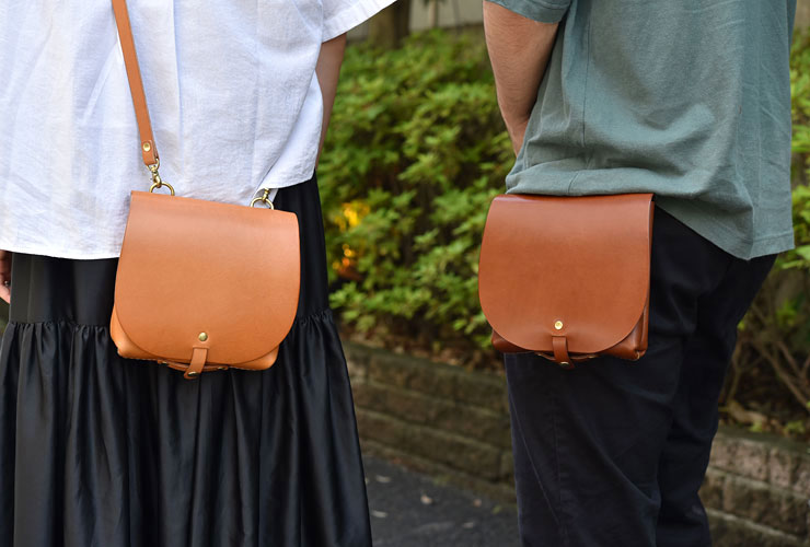 ショルダーにもなる2wayタイプの総かぶせベルトポーチ / 革鞄のHERZ