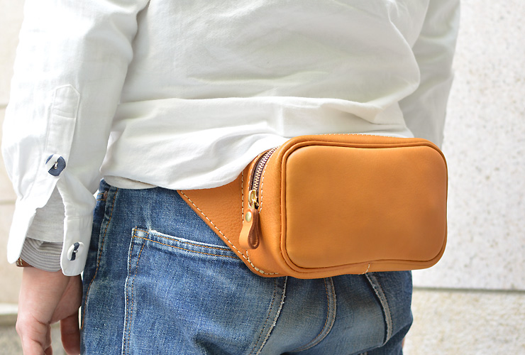 旅行のサブバッグにも便利な革製のファスナーウエストバッグ / 革鞄の