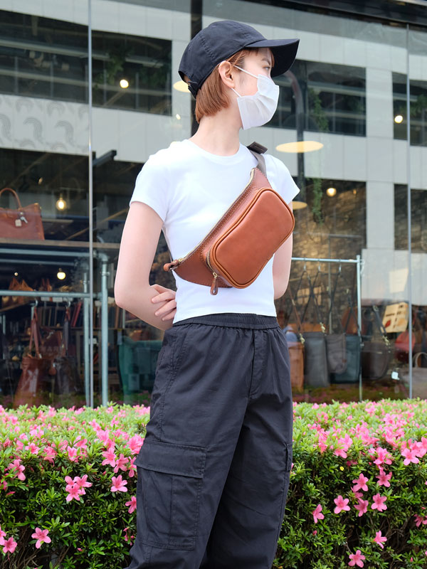 旅行のサブバッグにも便利な革製のファスナーウエストバッグ / 革鞄の