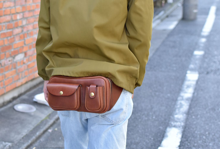 メンズ・レディース問わず使える2ポケットの本革ウエストバッグ / 革鞄