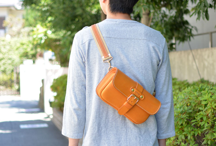 クラシックなデザインで作った小さめボディバッグ / 革鞄のHERZ(ヘルツ