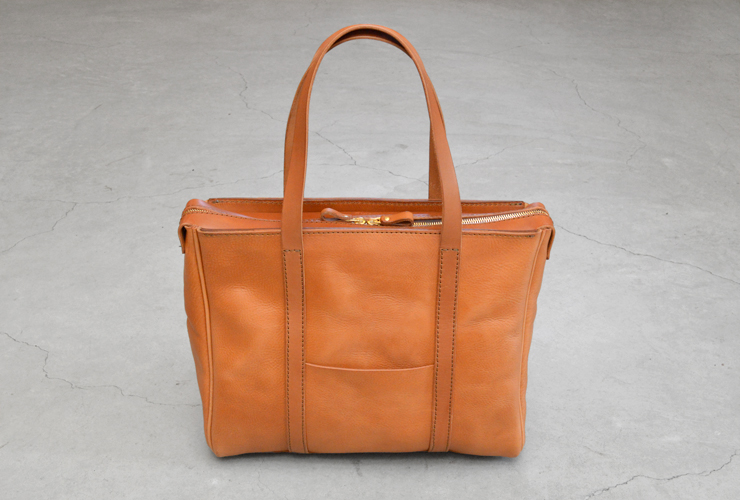 ファスナーで大きく開くスクエアフォルムの肩掛けトートバッグ / 革鞄