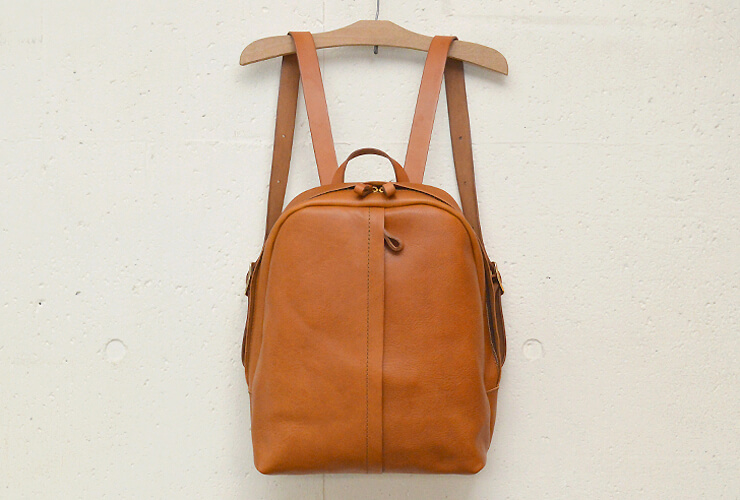 縦ファスナーが目を引くスリムなイタリアンレザーリュック / 革鞄の