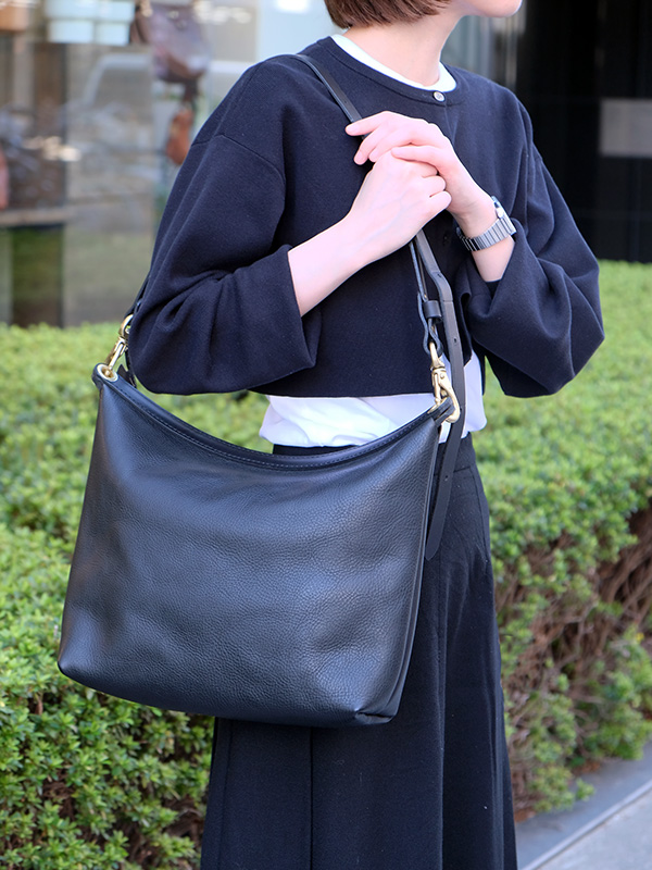 ショルダーとして掛ける事で形が決まる本革ショルダーバッグ / 革鞄の