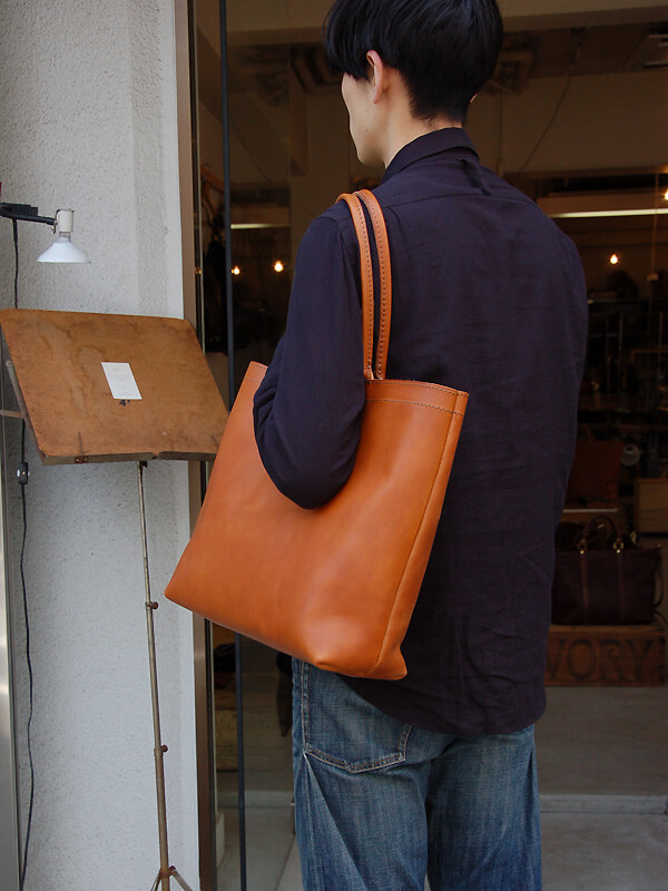 シンプルでメンズ・レディース問わずで使える肩掛けトート / 革鞄の