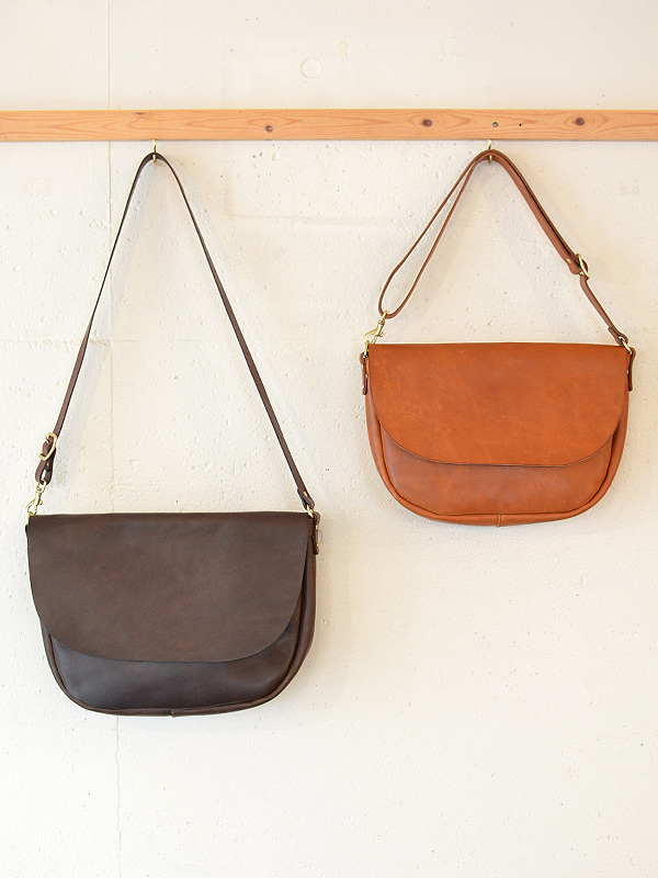 イタリア革の質感を楽しめる丸いかぶせのショルダーバッグ / 革鞄の