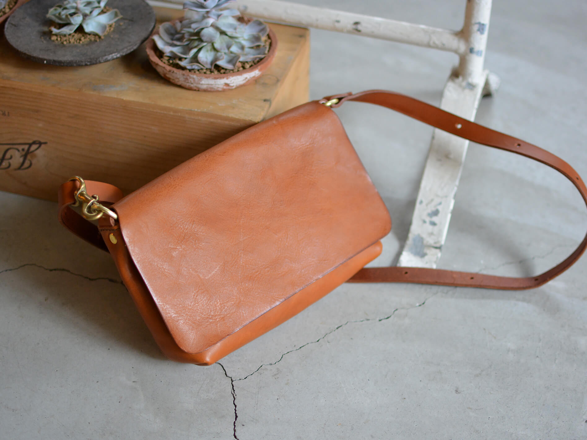 小さくても必要なモノが入る総かぶせ革製ショルダーバッグ / 革鞄の