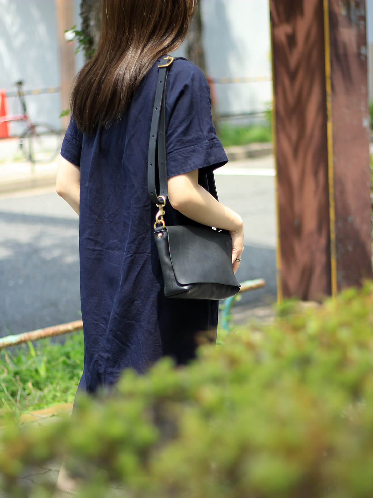 小さくても必要なモノが入る総かぶせ革製ショルダーバッグ / 革鞄の