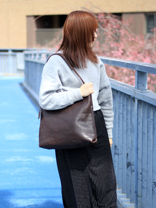 軽くて斜め掛けも出来る使い勝手抜群のショルダートート / 革鞄のHERZ