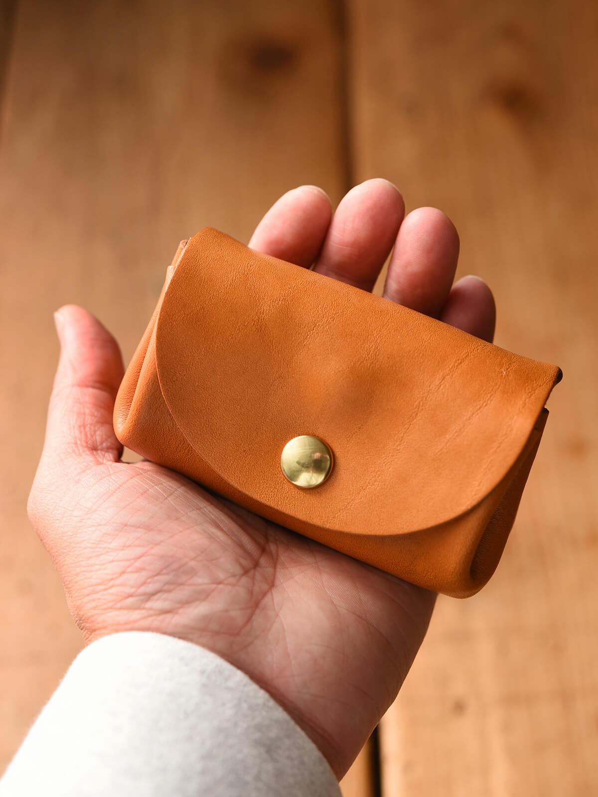 ジャバラマチで大きく開くふっくらフォルムの小銭入れ / 革鞄のHERZ