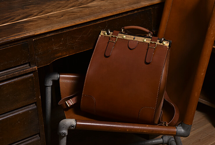 パンタフレームで作ったクラシックなロボットリュック / 革鞄のHERZ