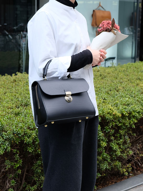 あおりポケットで使いやすい本革レディースハンドバッグ / 革鞄のHERZ