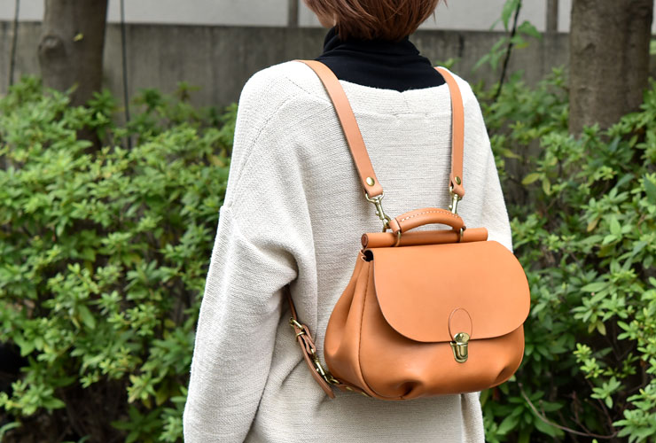 休日のお出かけに最適な棒屋根の本革レディースミニリュック / 革鞄の